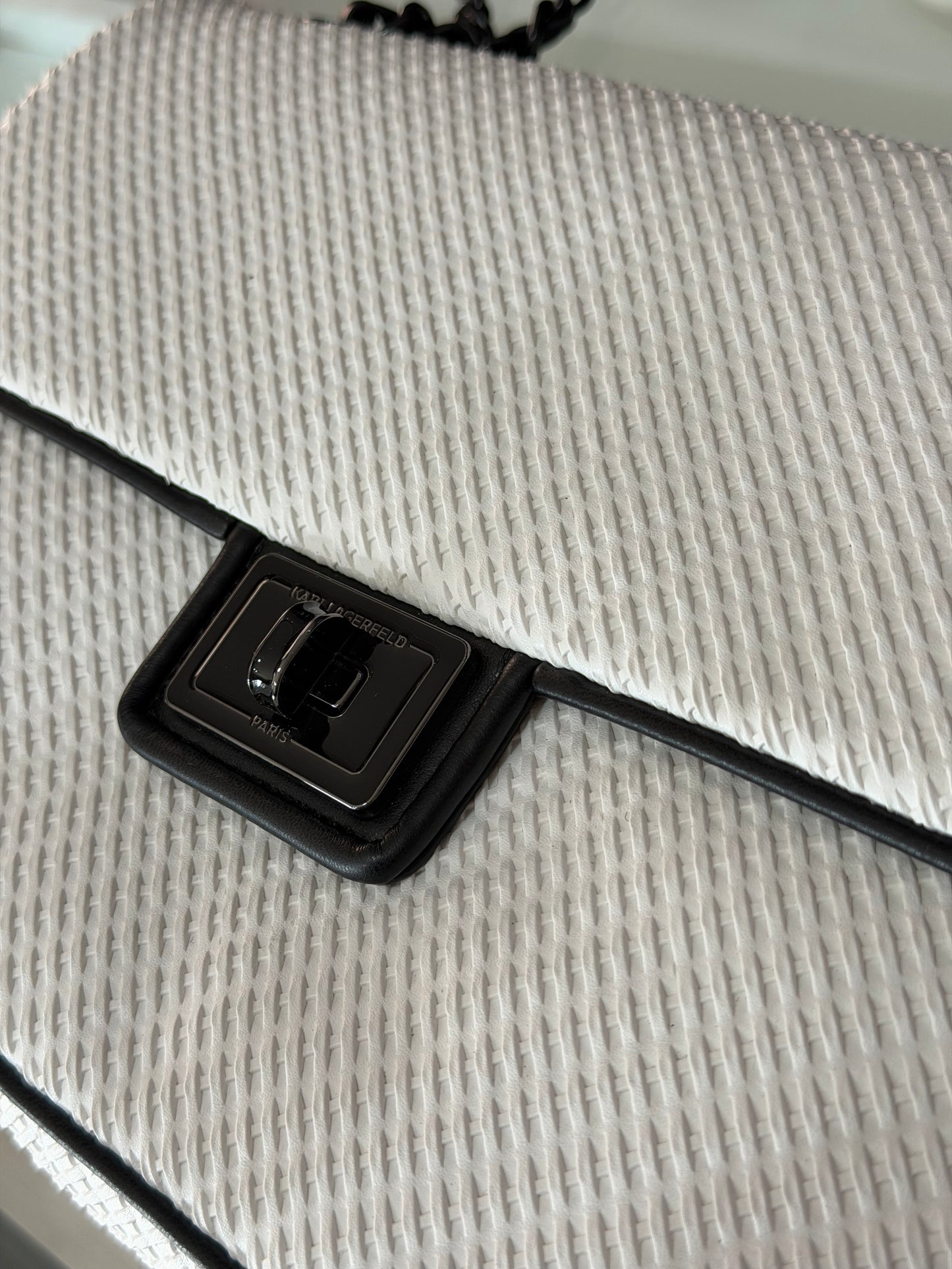 Karl Lagerfeld Flap Shoulder Bag Blanca con Cadena Negra