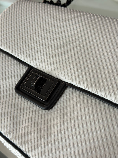 Karl Lagerfeld Flap Shoulder Bag Blanca con Cadena Negra